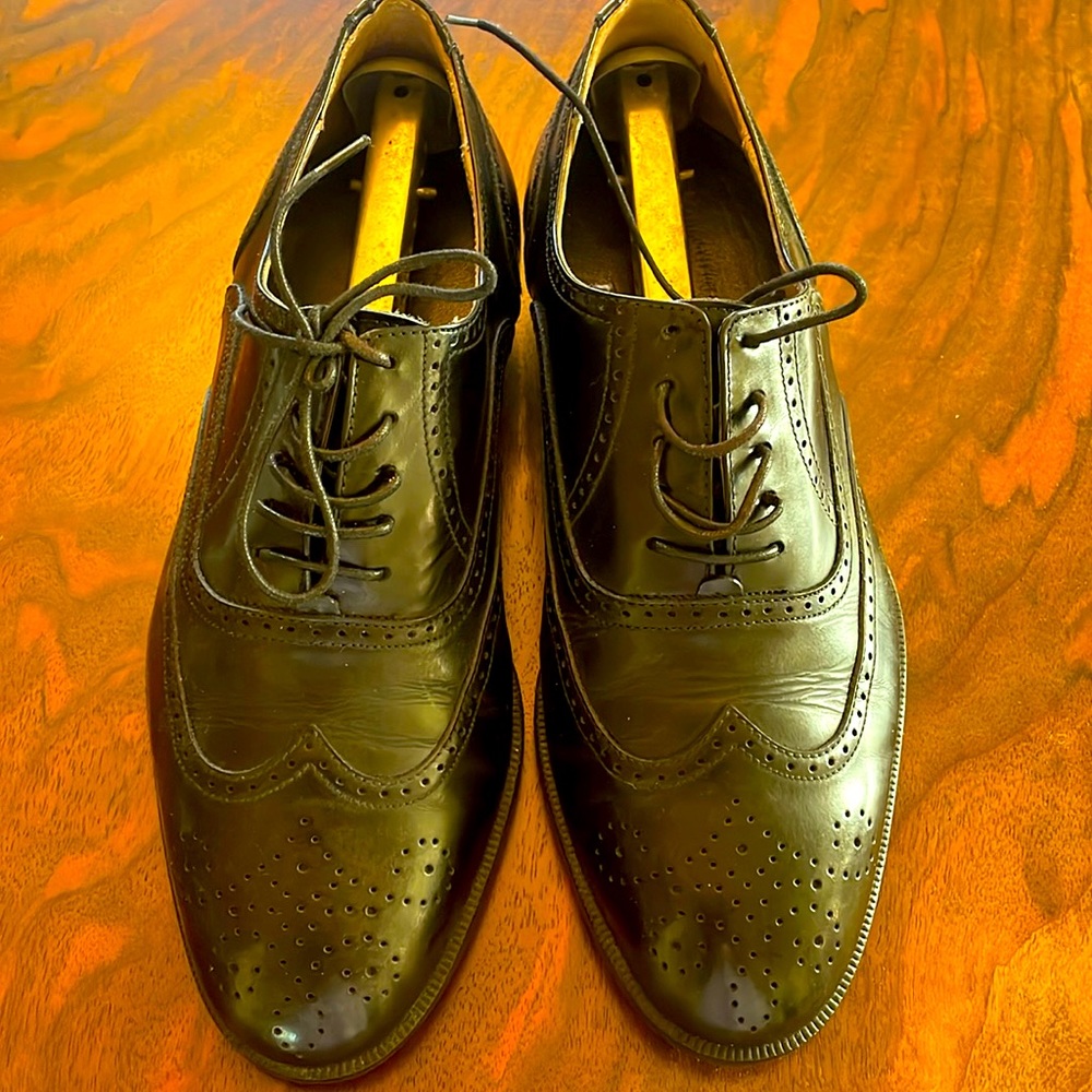 Men’s wingtip leather dress shoes, black leather, excellent used condition